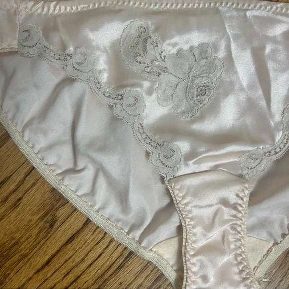 *SOLD*VTG Christian Dior Peach Silky Satin And Floral Lace Panty ILGWU NWT Size6 - Picture 2 of 12
